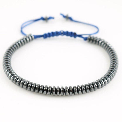 Détail des perles d'hématite, texture lisse et brillante
