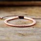 Vue de côté du bracelet en hématite sur cordon brun