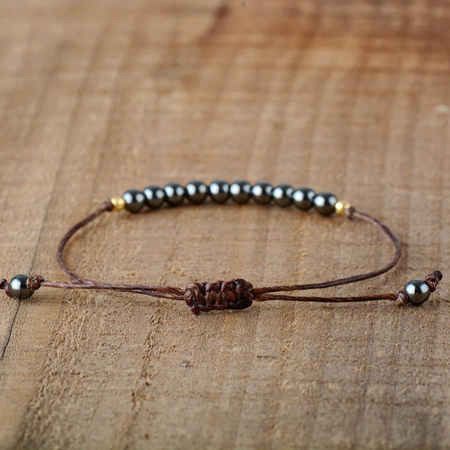 Gros plan sur les perles en hématite et dorées du bracelet