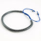 Bracelet en hématite sur fond blanc, vue rapprochée