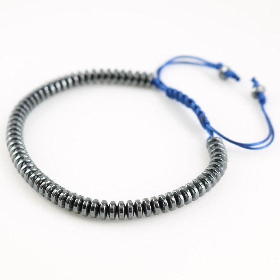 Bracelet en hématite sur fond blanc, vue rapprochée