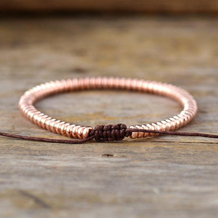 Gros plan sur le nœud coulissant du bracelet en hématite