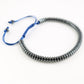Gros plan sur les perles d'hématite du bracelet