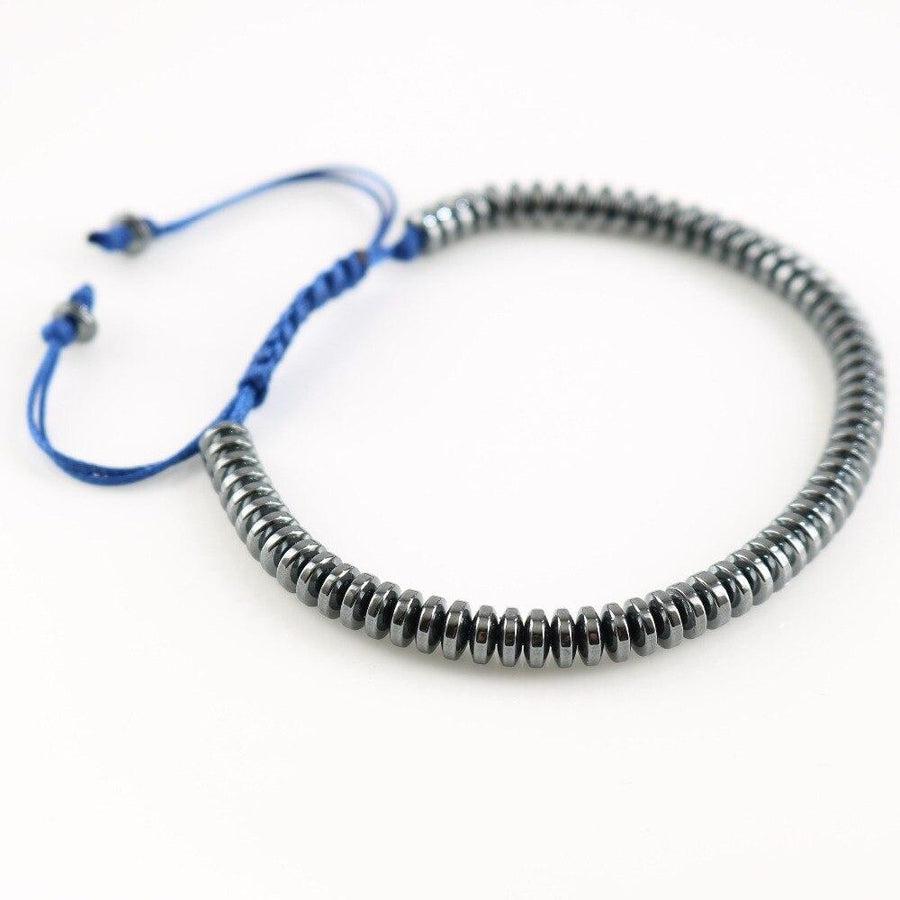 Gros plan sur les perles d'hématite du bracelet
