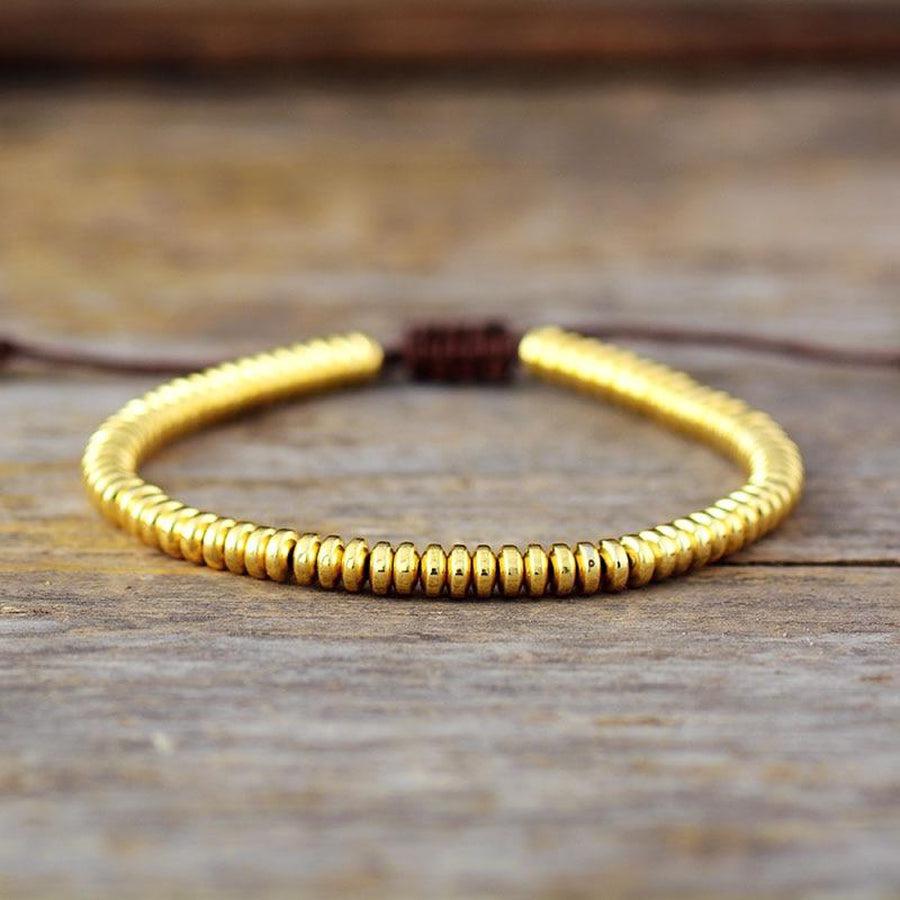 Détail des perles d'hématite sur bracelet ajustable