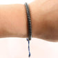 Bracelet en hématite posé sur une surface en bois
