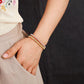 Bracelet en hématite plaqué or rose sur fond neutre