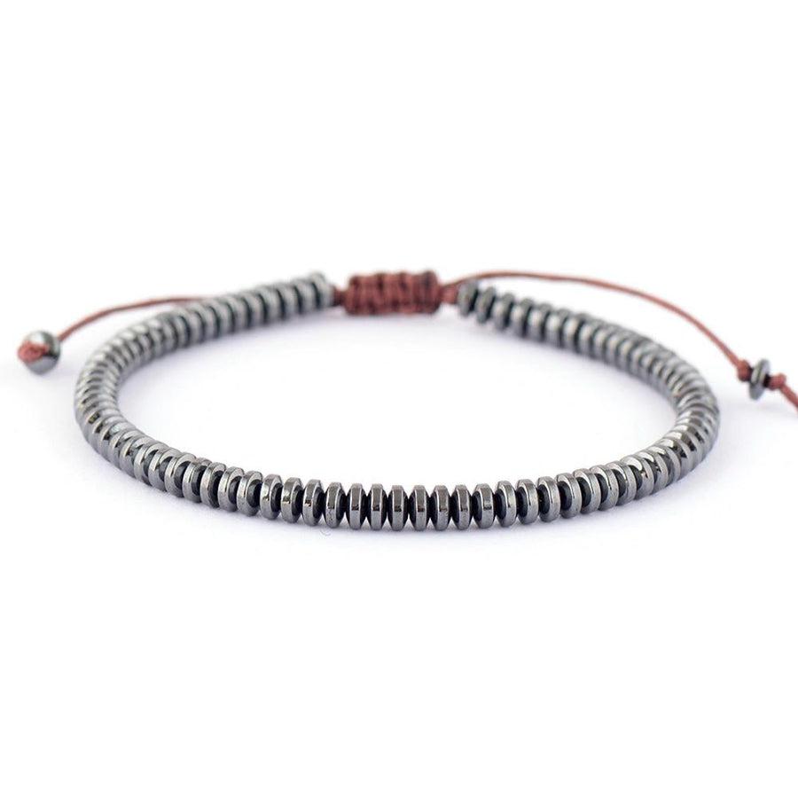 Bracelet en hématite traditionnelle posé sur surface claire