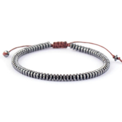 Bracelet en hématite traditionnelle posé sur surface claire