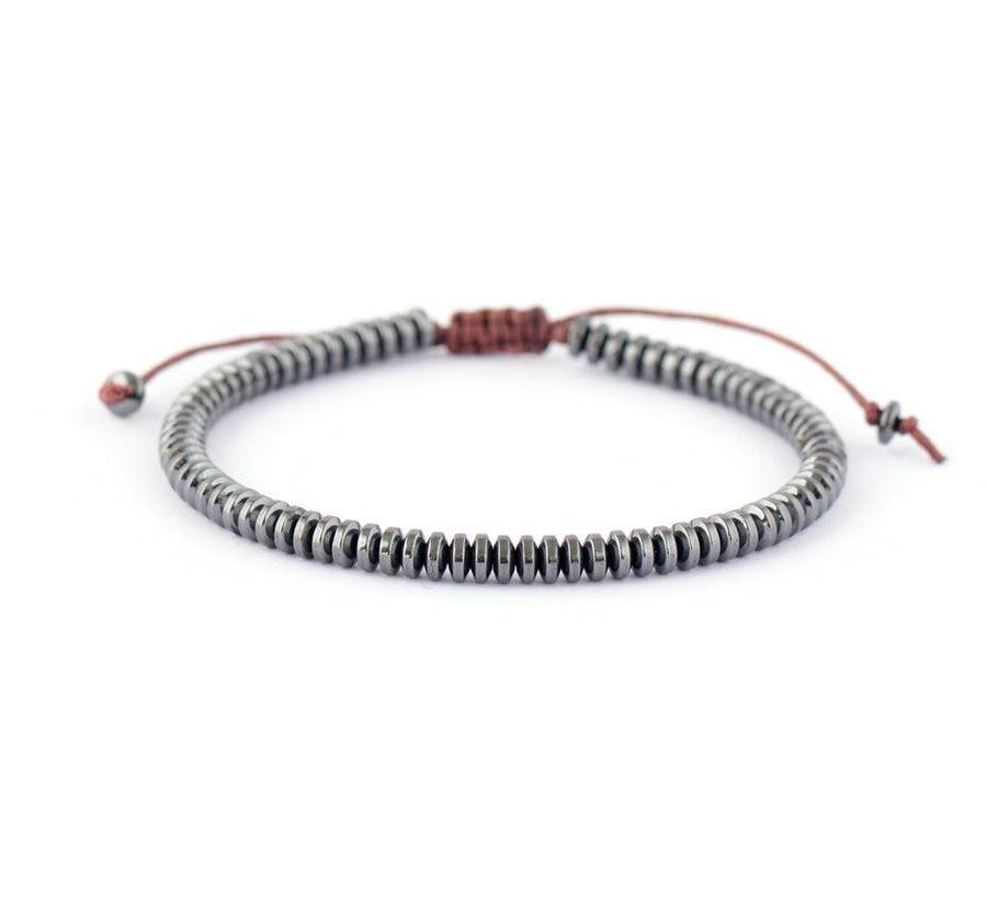Vue latérale du bracelet hématite montrant sa brillance métallique