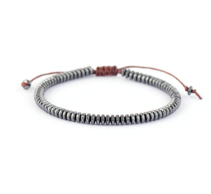 Vue latérale du bracelet hématite montrant sa brillance métallique