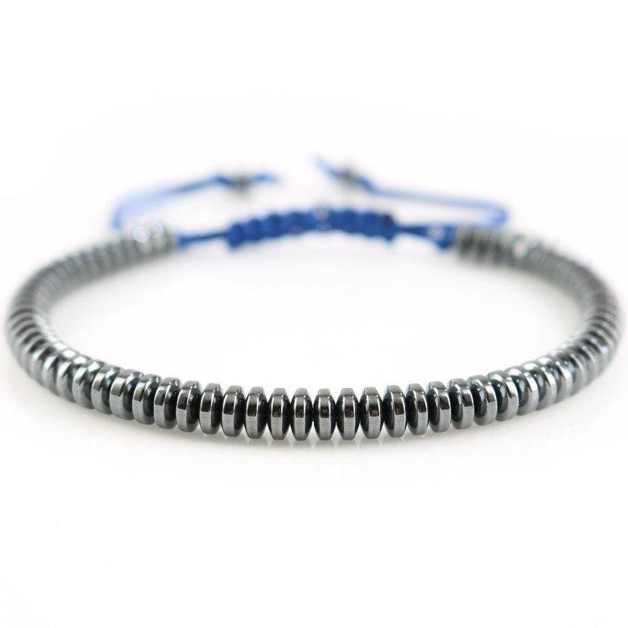 Bracelet en hématite enroulé, mettant en valeur les perles
