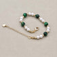 Bracelet avec perles vert émeraude et nacrées en gros plan