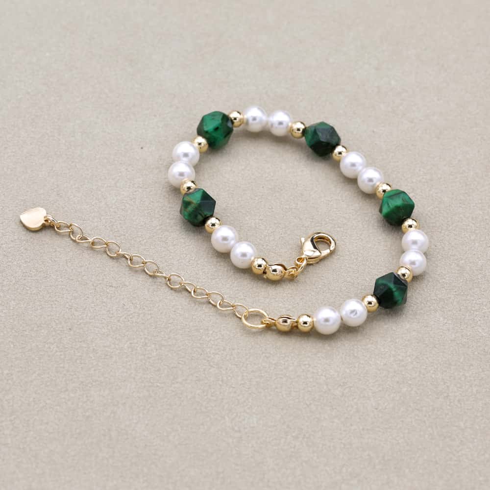 Bracelet avec perles vert émeraude et nacrées en gros plan