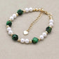 Composition harmonieuse de perles vertes et blanches
