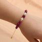 Bracelet avec perles roses et blanches sur fond neutre