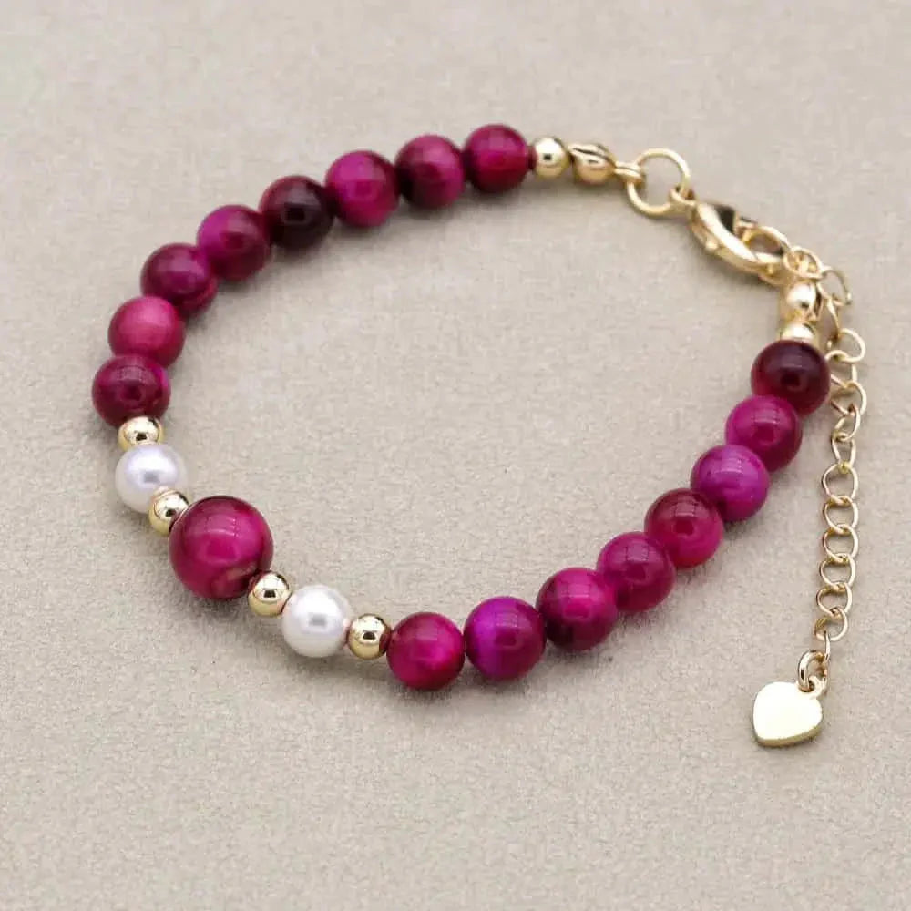 Bracelet enroulé montrant les perles nacrées et dorées