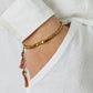 Gros plan sur les perles de cuivre du bracelet