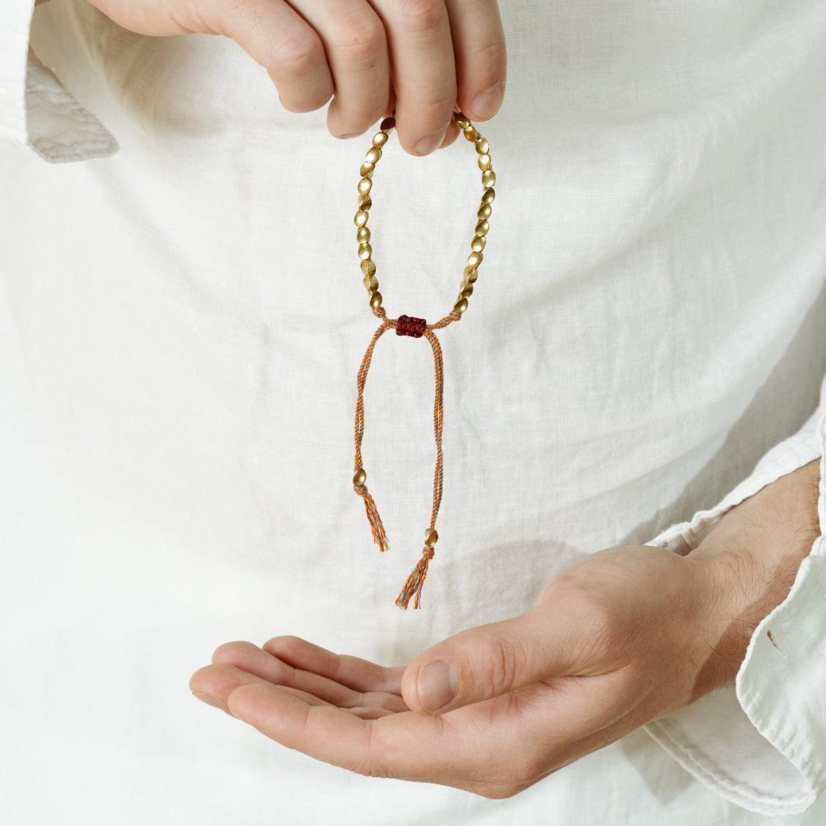 Vue latérale du bracelet montrant le cordon tressé