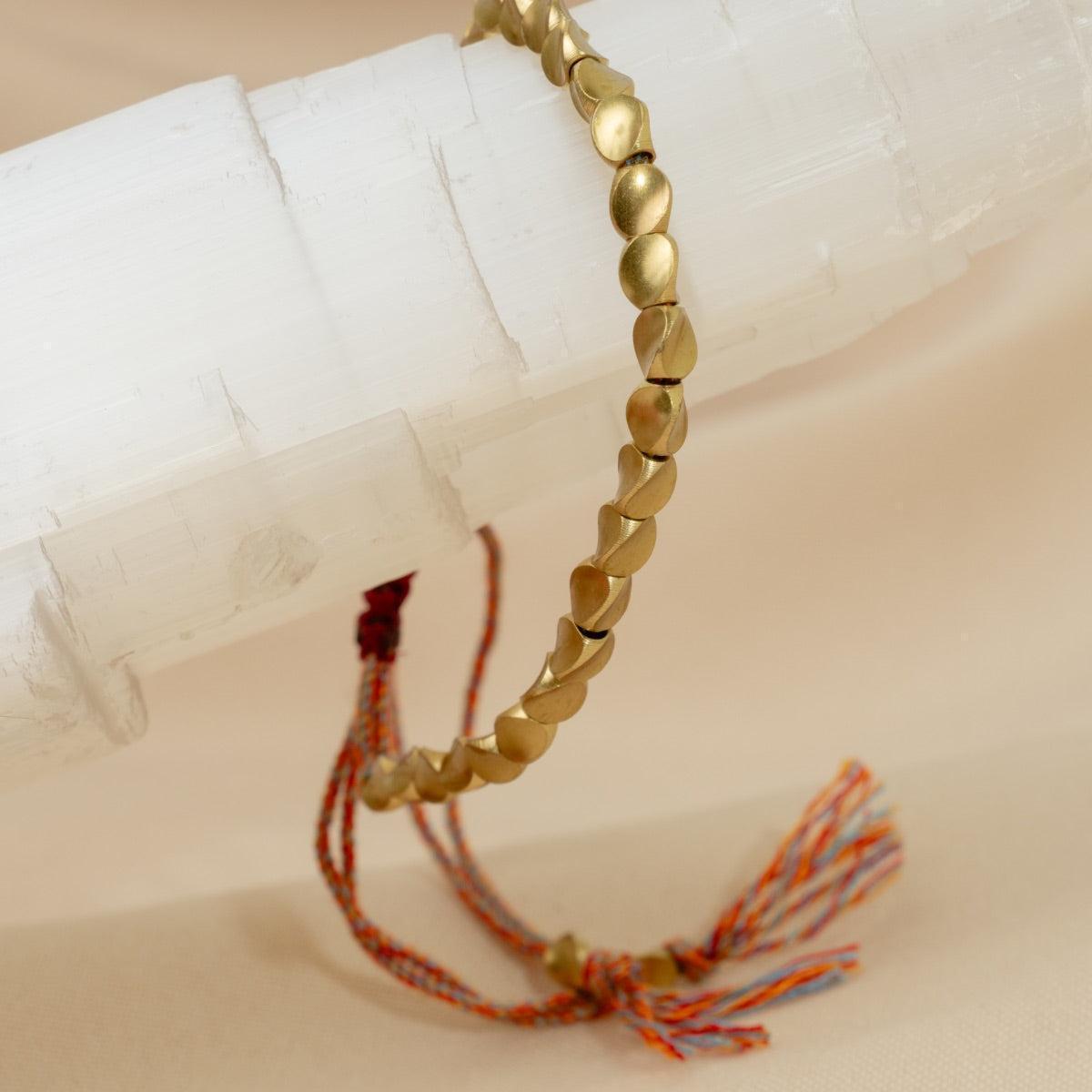 Détail du fermoir du bracelet en cuivre