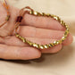 Perles de cuivre brillantes sur le bracelet