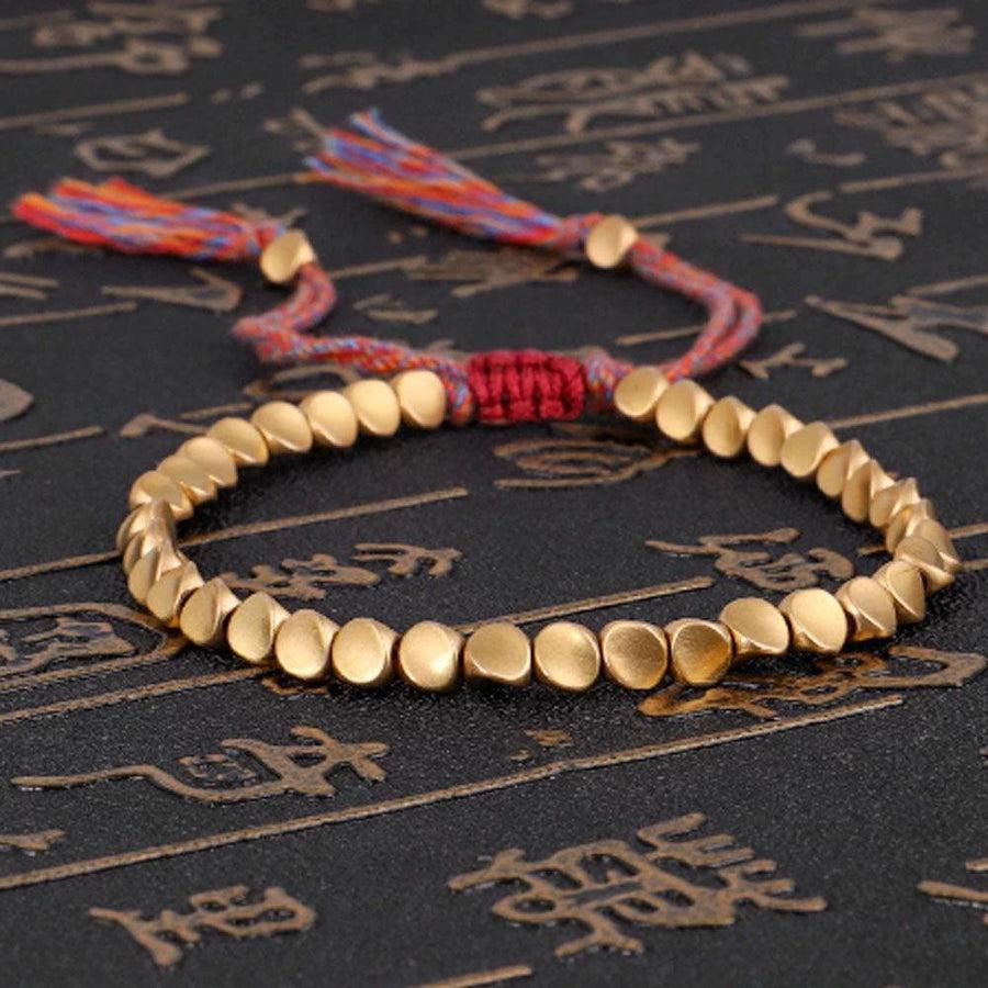 Bracelet en cuivre porté sur un poignet