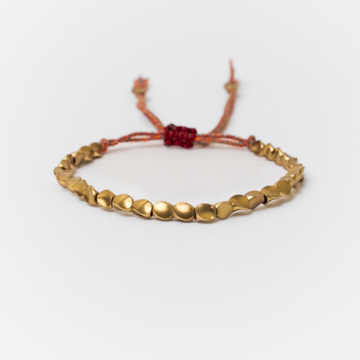 Vue d'ensemble du bracelet en cuivre et cordon