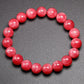 Détail des perles de rhodonite avec motifs uniques et marbrures