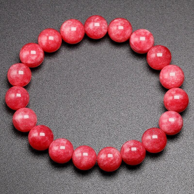 Détail des perles de rhodonite avec motifs uniques et marbrures
