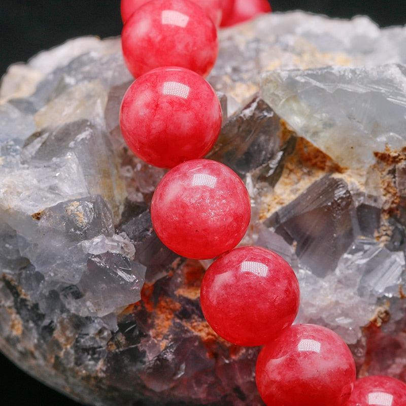 Bracelet en rhodonite avec perles roses et noires en gros plan