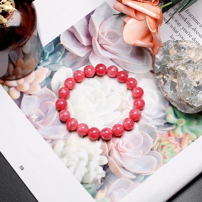Vue latérale du bracelet en rhodonite montrant les nuances de couleur