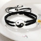 Vue rapprochée du bracelet Yin Yang rouge et noir