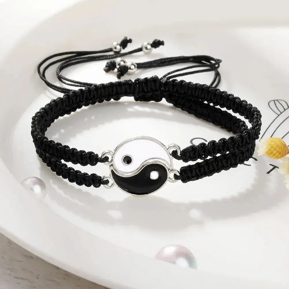 Vue rapprochée du bracelet Yin Yang rouge et noir