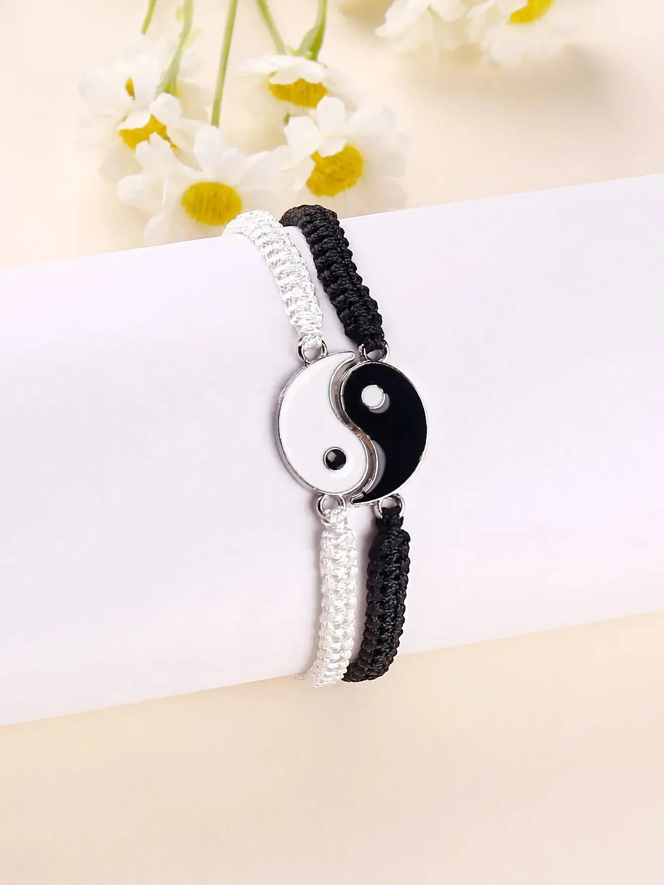 Ensemble de bracelets symbolisant l'équilibre et l'harmonie