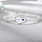 Bracelet Yin Yang noir et blanc sur fond neutre