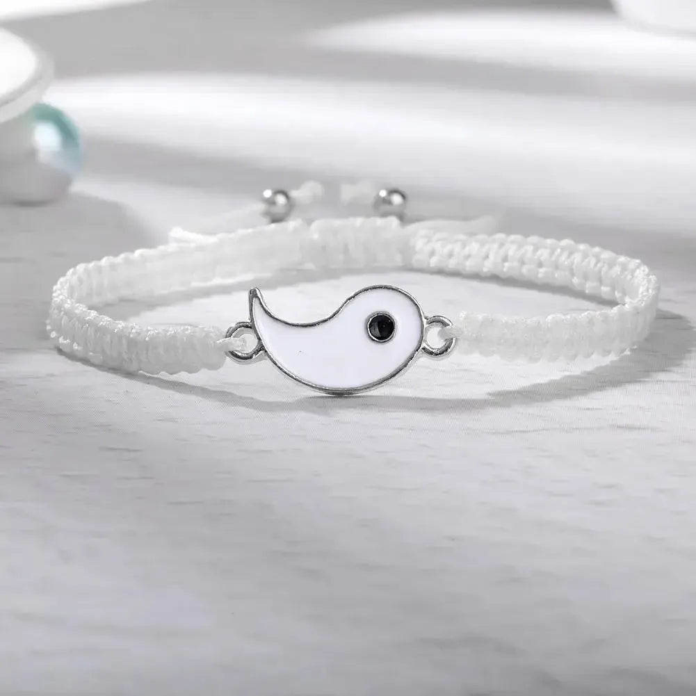 Bracelet Yin Yang noir et blanc sur fond neutre