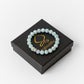 Gros plan sur les perles d'aigue-marine du bracelet
