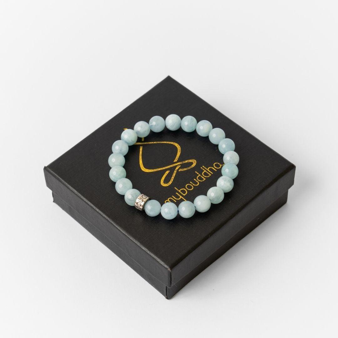 Gros plan sur les perles d'aigue-marine du bracelet