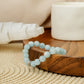 Vue latérale du bracelet en pierre naturelle aigue-marine