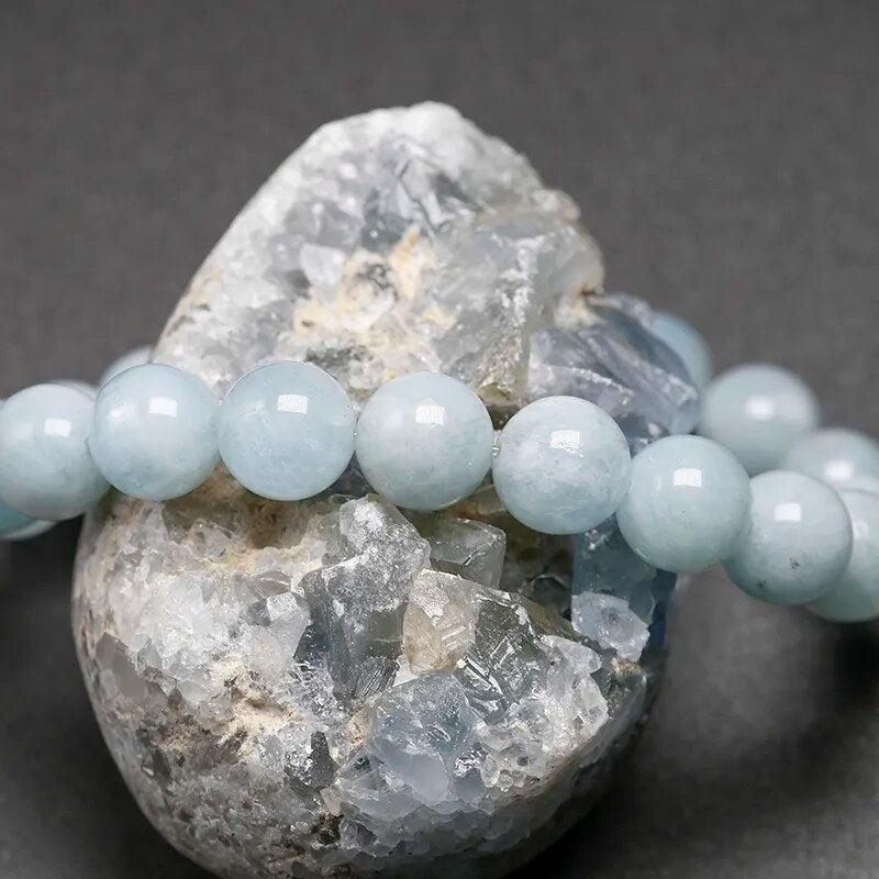 Bracelet en aigue-marine avec perles bleues translucides