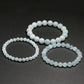 Gros plan sur les perles d'aigue-marine du bracelet