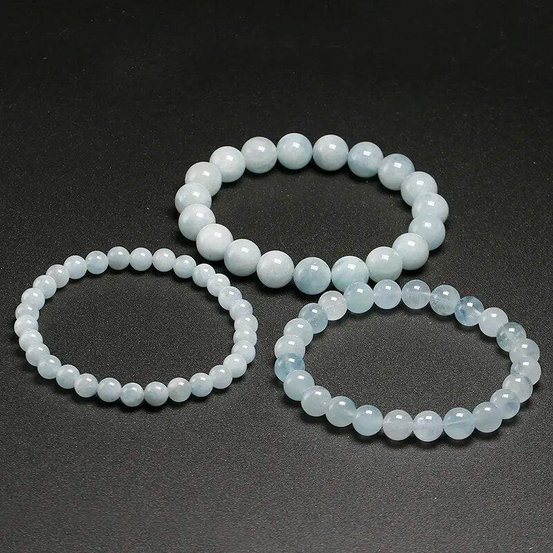 Gros plan sur les perles d'aigue-marine du bracelet