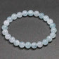 Bracelet en aigue-marine posé sur une surface en bois