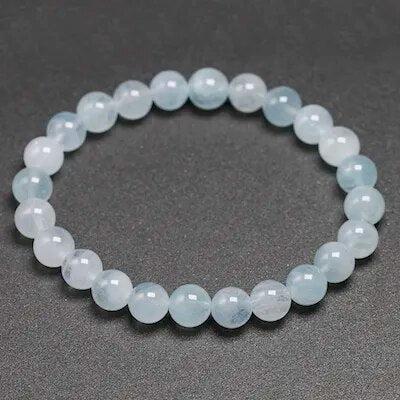 Bracelet en aigue-marine posé sur une surface en bois