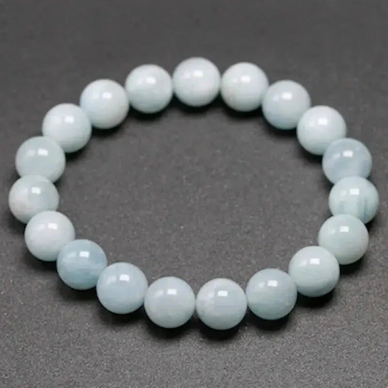 Bracelet extensible en pierres d'aigue-marine sur fond blanc