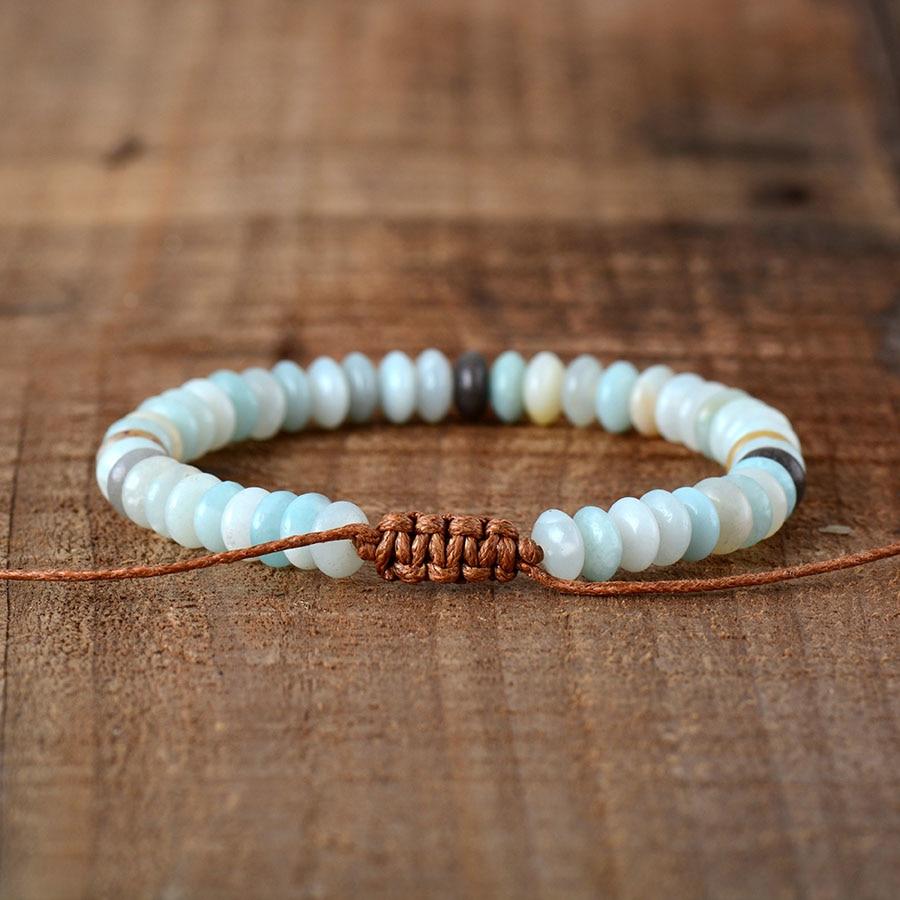 Gros plan sur les perles d'amazonite du bracelet