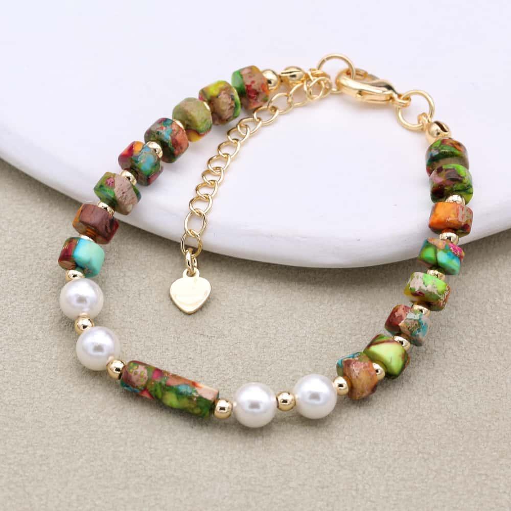 Bracelet multicolore avec perles et accents dorés en gros plan