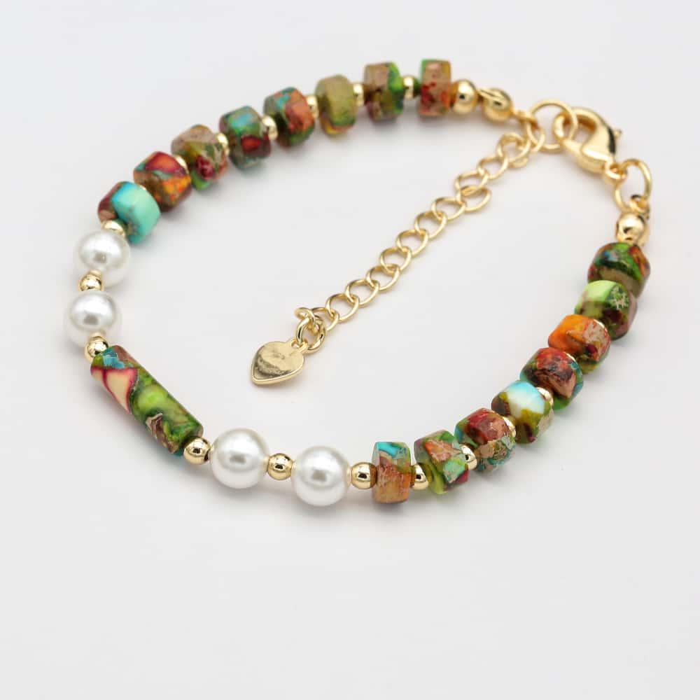 Perles vertes, rouges, bleues et jaunes sur le bracelet