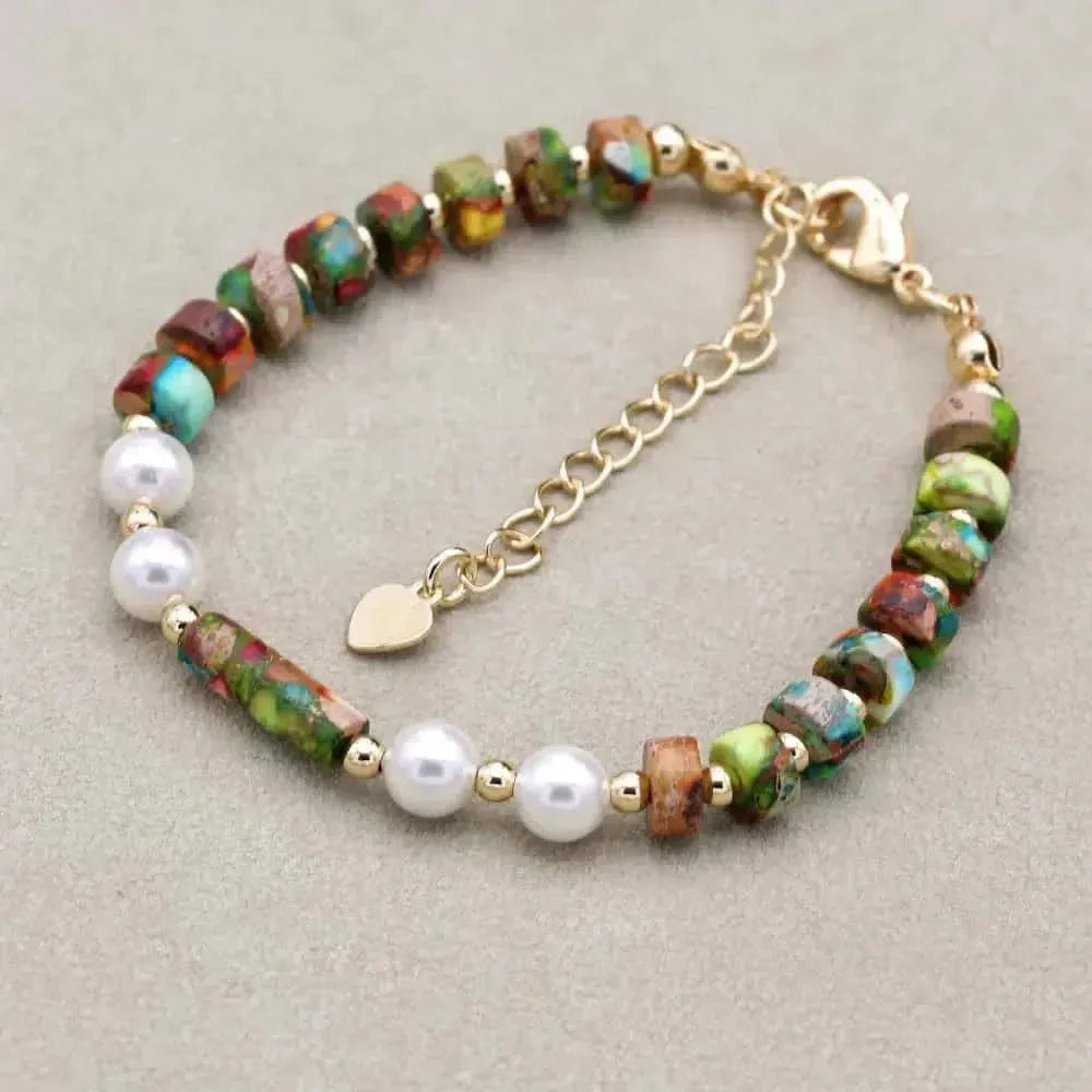 Vue d'ensemble du bracelet multicolore sur fond neutre