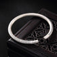 Détail de la gravure bouddhiste sur le bracelet en argent